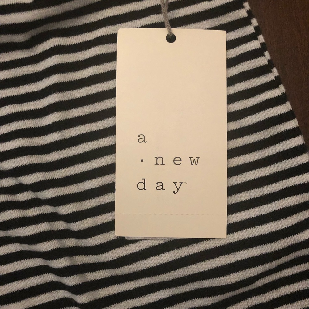 V neck - Picture 2 of 3